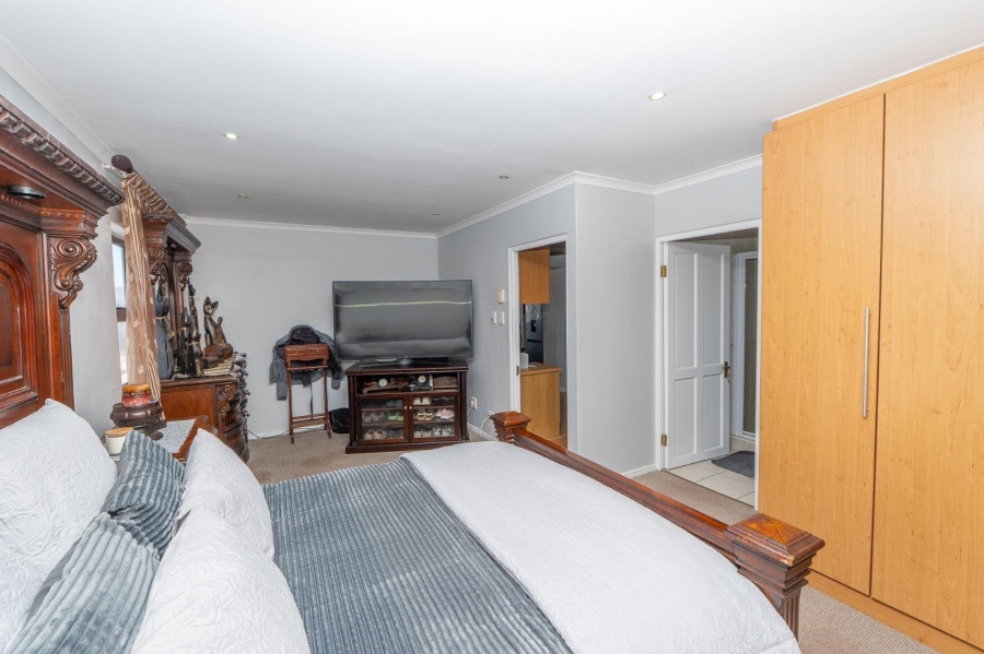 7 Bedroom Property for Sale in Myburgh Park Western Cape